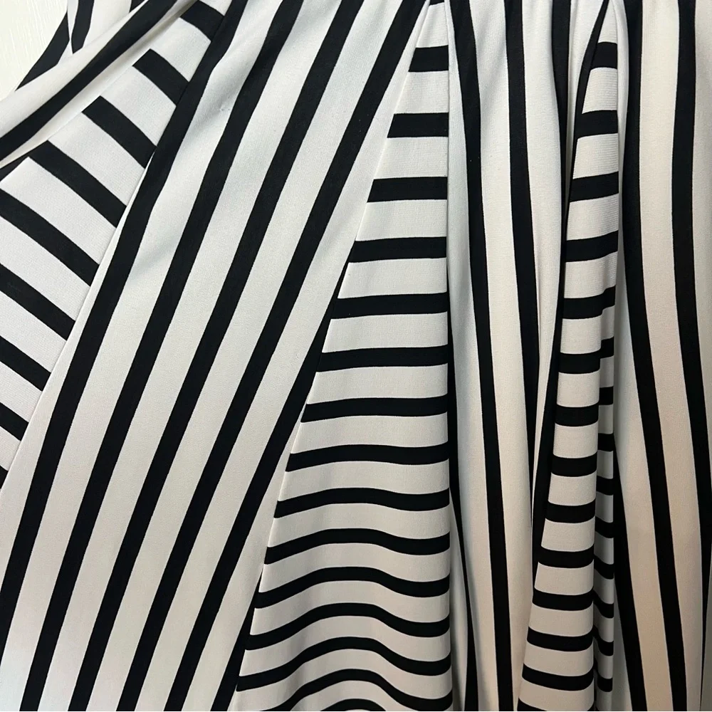 Maggy London - Women's Striped Jersey Fit & Flare Dress Black White V Neck Sz. 6 - Picture 6 of 7